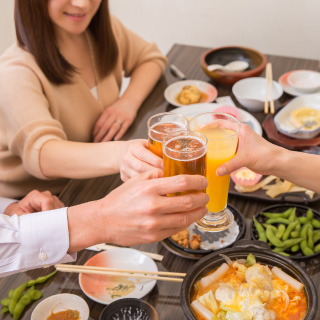 ゲストハウスの前に立つ新郎新婦