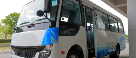 地図の上にのったコンパスと自動車の模型