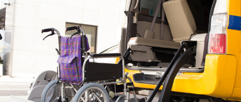 地図の上にのったコンパスと自動車の模型