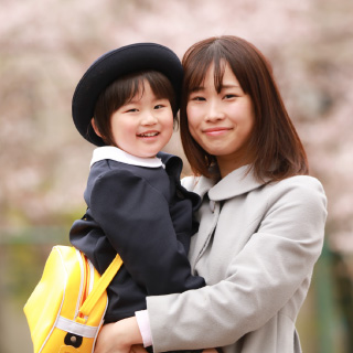 元気よく手を上げてる幼稚園児