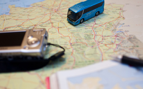 地図の上に載ったマイクロバス
