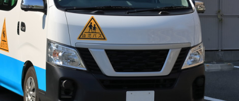 複数台の幼稚園バス