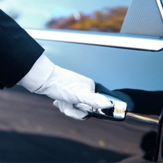 高級車のドアを開ける