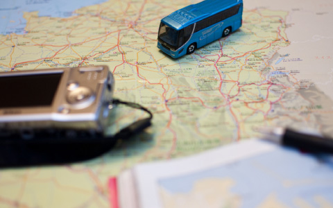 地図の上に載った車の模型とコンパス