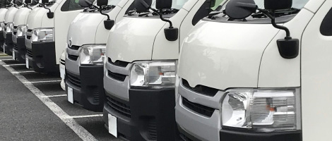 地図の上にのったコンパスと自動車の模型